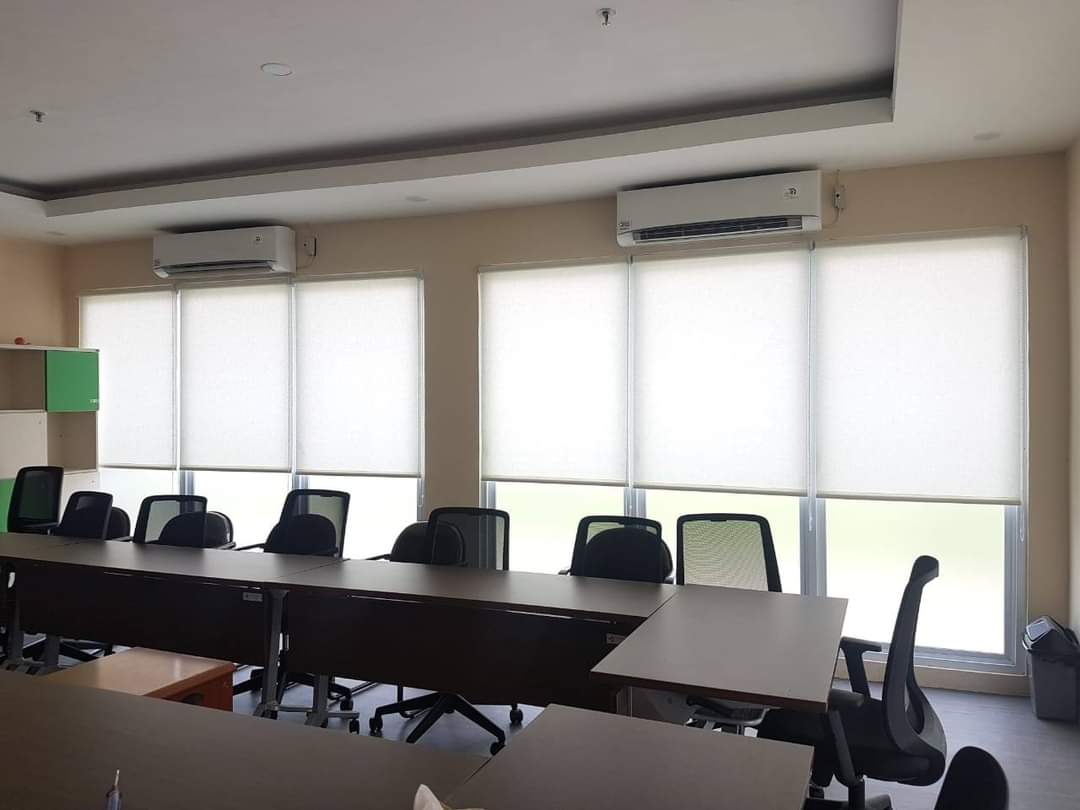 Jual Roller Blind Bahan Dimout Surabaya - Merek Sharp Point, Shinichi, Toso, Sandei, Kosei. Tampilan elegan & privasi maksimal!